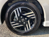 純正のアルミホイールです!お車に合ったデザインのホイールになっています!