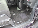 【フロントのフロアマット】前席は純正フロアマット付きです。大きな汚れもなく、使用感も少なめで綺麗な状態です。