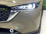 【LEDヘッドライト】悪天候や夜間走行時も良好な視界を確保し安心して運転できる高輝度LEDヘッドライトを装備!点灯速度が早く、消費電力も抑えられています。
