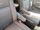 【フロントのアームレスト】前席はアームレスト付きです。肘を置いてゆったりとした姿で運転できます。