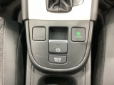 セレクトレバーの下に電子制御パーキングブレーキがあります。スイッチひとつで、停車した地点の傾斜などをシステムが検知・判断してブレーキ力を自動的に最適制御し、しっかり停車できるパーキングシステムです。