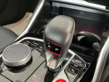 【シフト】スポーティーさを極めたなめらかなシフトチェンジが可能で、快適なクルージングからダイナミックな走りまで、さまざまな運転スタイルに適応いたします。