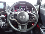 ハンドル左側にはオーディオ操作が出来るオーディオリモートコントロールスイッチ、右側にはHonda SENSINGとオートクルーズコントロールのスイッチを装備!