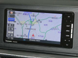 【7インチ】目的地を設定すれば、初めての場所でも簡単に行くことが出来ます。(音楽だって聴けちゃいます。)今や欠かせないアイテムですね。カーナビと共に楽しいカーライフを送って下さい!