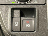 指先だけで簡単に操作が可能な電動パーキングブレーキを採用。「HOLD」スイッチを押すと、渋滞や信号待ちなどでブレーキペダルから足を離しても、ブレーキを保持するので安心です