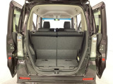 開口部も広く荷物の積み下ろしもしやすいお車となっております。シートの背もたれは5:5の割合で背もたれを可倒でき、前後のシートスライドもできるので荷室をひろげることができます。