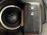 【キーレススタートシステム】カバンやポケットに入れたままでもドアの施錠・解錠が可能なスマートキーを装備。エンジンのオン・オフ時もカギを取り出す必要が無いからとっても便利です♪