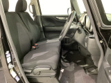 女性でも運転がしやすいように、シートの高さ調整機能(シートリフター)がついています。運転席と助手席の間が空いている為、助手席側への移動がスムーズです。交通量の多い道でも助手席側から乗り降りができます。