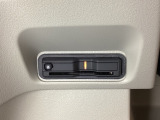 ハンドルの左下にETCがついています。高速道路の料金所の通過も楽々です。 カードの取り出しもしやすい場所についています。