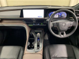 乗る者の気持ちをときめかせる上質な室内空間となっております。視界も広々で運転しやすいです。