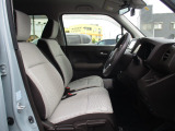 運転席と助手席は、ベンチシート仕様です。