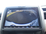 バックカメラが付いています。雨や夜でも後方確認が可能です。目視とあわせて、ご利用ください!