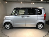 狭い駐車場でも、スライドドアならチャイルドシートへのお子さまの乗降や荷物の積載もスムーズ。とても便利な【助手席側。電動スライドドア】ドアハンドを少し引くだけでリアドアが自動開閉します。