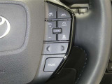 【レーダークルーズコントロール】(全車速追従機能付)付きです。車速に応じて追従支援してくれるので、ロングドライブも快適です。詳細は販売店スタッフまでおたずねください。