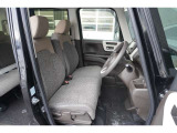 運転席・助手席はベンチシートになっております!運転席と助手席の間をスムーズに移動できます♪