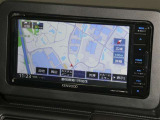 【7インチ】目的地を設定すれば、初めての場所でも簡単に行くことが出来ます。(音楽だって聴けちゃいます。)今や欠かせないアイテムですね。カーナビと共に楽しいカーライフを送って下さい!