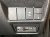 Hondaセンシング用の、VSA(ABS+TCS+横滑り抑制)解除と路外逸脱抑制機能などのオンオフスイッチはハンドルの右側に装備しています。その下にETCがついています。