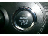 プッシュスタート付き。スマートキーを携帯していればキーを取り出さずにドアを施錠&解錠。クルマの始動も可能です。