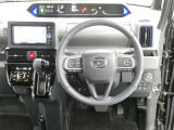 【徹底洗浄クリーニング実施済】運転席からの視界はこんな感じです☆お気軽にご来店いただき、実際に座って是非お確かめください。ドライバーに寄り添う快適な操作フィールをもたらすステアリングです。
