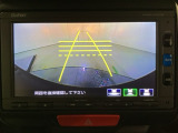 バックでの車庫入れも安心です! リアカメラが付いているバックモニター付のナビを装備しております。操作線もついており距離感も画面から確認できます。