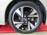 純正アルミホイールのデザインは、ボディデザインとマッチしており、すっきりした雰囲気は好印象です!