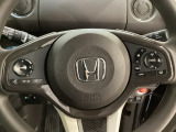ハンドルにHondaセンシング系のクルーズコントロールやレーンキープアシストなどのスイッチと、オーディオの操作スイッチが装備されています。ハンドルから手を離さず安全に操作できます。