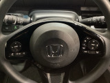ハンドルにHondaセンシング系のクルーズコントロールやレーンキープアシストなどのスイッチと、オーディオの操作スイッチが装備されています。ハンドルから手を離さず安全に操作できます。