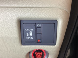 左側電動スライドドアは運転席からでも操作ができるように、ハンドル付近に開閉の操作スイッチが付いています。