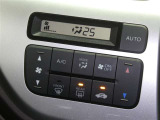【オートエアコン】車内温度を感知して自動で温度調整をしてくれるのでいつでも快適な車内空間を創り上げます!どの席に座っても快適なドライブが楽しめます♪