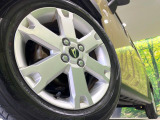 【純正アルミホイール】外観にマッチした純正アルミホイールを装着しております。各種社外アルミホイールや、スタッドレスタイヤも取扱いしております。是非ご相談ください♪