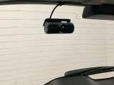 後方にもドライブレコーダーのカメラが付いています。前後両方でお車の周りを監視・記録いたします。