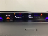 デジタル表示のスピードメーターとタコメーターを大きく配した見やすいメーター部になっています。左側のインフォメーション画面でオドメーターや燃費などの情報を確認できます。