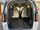 3列目シートを床下に収納し、ロングモードで自転車や家具を積載。荷室長最大1,790mm、容量1,065Lまで拡張し、後席乗員がいない時の大容量活用が容易です。
