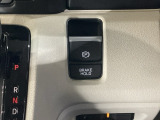 セレクトレバーの右に電子制御パーキングブレーキがあります。スイッチひとつで、停車した地点の傾斜などをシステムが検知・判断してブレーキ力を自動的に最適制御し、しっかり停車できるパーキングシステムです。