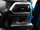 運転席のカップホルダーはエアコンの吹き出し口の前にありますので冷やしたり温めたり出来ます☆