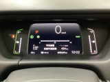 デジタル表示のスピードメーターとタコメーター、燃費やオドメーターなどの表示の他に、ホンダセンシング機能などの表示もできる多機能なマルチインフォメーション・ディスプレイです。