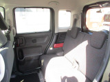 リヤシートも全車消毒済み。天井も高く広々快適空間!足元も軽とは思えない広さ。左右シートが別々に動くのでアレンジ色々♪