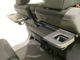 運転席・助手席の背もたれには、2列目シート用にカップホルダー付きの「格納式のシートバックテーブル」を装備しています。休憩時のちょっとした時間などカップを置いたり、小物置きに使えて便利です。