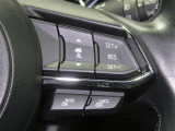 【レーダークルーズコントロール】(全車速追従機能付)付きです。車速に応じて追従支援してくれるので、ロングドライブも快適です。詳細は販売店スタッフまでおたずねください。