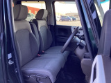 フロントシートはベンチシートです。ベンチシ―トは運転席と助手席の移動もスムーズ!狭い駐車場での乗り降りに便利です。