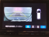 バックでの車庫入れも安心です! リアカメラが付いているバックモニター付のナビを装備しております。操作線もついており距離感も画面から確認できます。