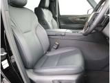<運転席>まるで自宅に居るようにリラックスできる運転席です。外の喧騒を忘れさせてくれますね。見やすいメーターと操作しやすいスイッチ類もいいですね.
