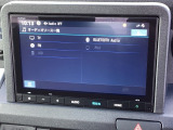 HondaCONNECT対応の便利なナビディスプレー。お持ちのスマートフォンと連携して、ナビやBluetoothでの音楽再生が可能です。デザインはもちろん、操作性も良好です。