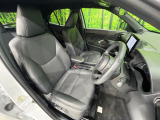 運転席まわりには十分なスペースがあり、大柄な方でもゆったり運転していただける環境です。