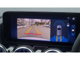 【リバ-ス連動カメラシステム】リバースと連動し、車両後方の映像をディスプレィに表示歪みの少ないカメラにより鮮明な画像で後退の運転操作をサポートします。