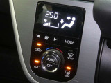 【オートエアコン】車内温度を感知して自動で温度調整をしてくれるのでいつでも快適な車内空間を創り上げます!どの席に座っても快適なドライブが楽しめます♪