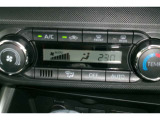 オートエアコンを装備。好きな温度で設定をすれば、自動で車内を快適な温度にできます。