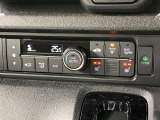 【オートエアコン】一度お好みの温度に設定すれば、車内の温度を検知し風量や温度を自動で調整。暑い&hellip;寒い&hellip;と何度もスイッチ操作をする必要はありません。快適な車内空間には必須の機能ですね♪