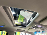【サンルーフ】開放感たっぷりの希少装備、サンルーフが装着されています!車内に明かりを取り入れたり景色を楽しむ以外にも、車内の空気も簡単に換気できて快適です!