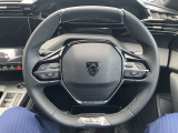 独創的なコックピット。小径ステアリングと視認性の高いデジタルメーターパネルが特徴のi-Cockpit。まるで車と一体になったような感覚で、思いのままに操る軽快なハンドリングを実現します。